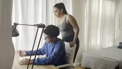 Jouer La MILF aux gros seins Sheena Ryder récompense le travail acharné de son beau-fils avec une grosse bite