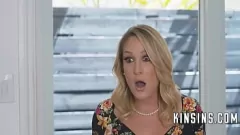 Jouer La belle-mère Charley Hart surprise dans un plan à trois tabou avec Stepson et Stepsis