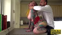 Redare Curva tatuată își face fundul strâns bătut în timp ce călușează un penis uriaș în această scenă de realitate amator sălbatică