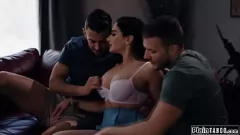 Abspielen Stiefsohn und sein bester Freund überraschen ihre heiße Stiefmutter mit einem wilden Dreier mit Tittenlutschen, Deepthroat und intensiver Anal-Action