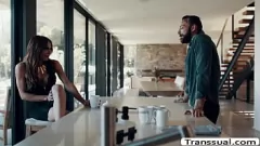 Jouer Sofia, transsexuelle latina aux gros seins, dans une action anale hardcore avec son meilleur ami dans la salle de bain