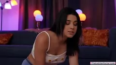 Reproducir Porristas lesbianas sensuales se lamen el coño intensamente y se sientan en la cara con el coño afeitado