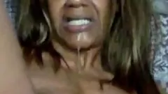 Afspelen Ginger Moisther's Speekselliefhebbersserie: MILF ebony oraal genot in relaxte komedie webcamactie