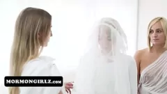 Reproduzir Trillium, a adolescente mórmon gostosa, dominada por várias esposas em uma orgia lésbica selvagem