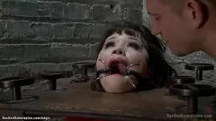 Jouer Une petite esclave asiatique se fait pilonner par derrière dans une scène de fétichisme de bondage hardcore
