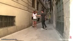 Jouer La latina aux gros seins Yoha Galvez se fait dominer anale en public par James Deen dans une étrange scène d'humiliation en plein air.