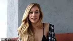 Redare Tanara Sexy In Camase Si Bichini Se Fute Beata Cu Un Vanzator