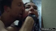 تشغيل الفتاة تريد أن تكون مثل الاغتصاب لأنها تحب العدوانية وتنتهي في كس