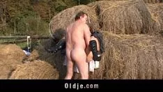 Reproducir Viejo loco folla a su amante en la naturaleza en la cadena con el ventilador