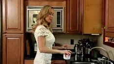 Jouer Mère apporte le petit déjeuner à sa fille et commence à se masturber Xxx