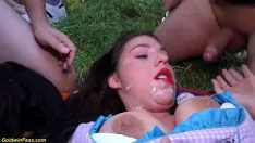 تشغيل مجموعة الجنس على العشب الأخضر xxx