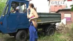 Reproduzir Um trabalhador em um carro grande fode seu chefe na boca