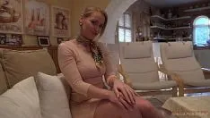 Jouer Irina baise avec une femme d'affaires blonde baise ses partenaires commerciaux