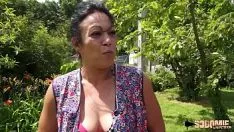 Reproducir Pareja de la ciudad teniendo sexo en el jardín con una mujer madura