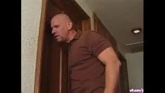 تشغيل الجنس الشرجي مع أصلع وزوجته جيدة الديك مناسبة لصاحب الديك