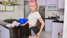 كارلا ، مدبرة منزل مثيرة ، تقبل القضيب مقابل المال
