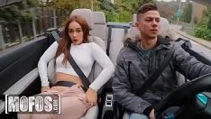 Reproducir Ginebra Bellucci sexo en un coche de lujo con la guapa Tommy