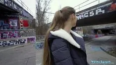 Reproducir La actriz porno tiene sexo en público con un hombre loco por su coño duro