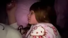 Reproduzir Ele a fode enquanto ela dorme pacificamente