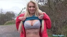 Jouer Superbe blonde pleine de tatouages ​​a payé beaucoup d'argent pour 10 minutes de sexe dans la voiture