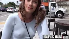 Jouer Xxx avec une romance enceinte baise ses pieds dans la rue