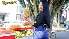 La fille qui achète des fruits au marché et reçoit une bite gratuite