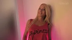 Jouer Du vrai sexe avec une petite amie modèle blonde