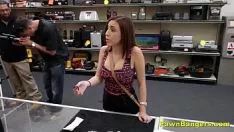 Abspielen Sie bekommt auch einen Blowjob in ihre Muschi von einem Verkäufer, der sie verzaubert