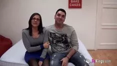 Reproduzir Casal tímido é pago para fazer sexo na webcam