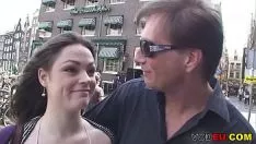 Reproduzir Ele encanta uma mulher na rua e a filma quando a leva para o hotel e transa com ela em todos os buracos