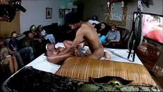 تشغيل العروس المسروقة مارس الجنس في يوم الزفاف باللون الأسود في المؤخرة تحت الفستان
