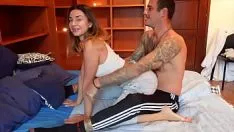 Reproduzir Esta linda garota faz sexo oral e sabe como ir fundo