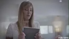 Afspelen De zeer sexy secretaresse die alleen thuis is, is op zoek naar de lul van een collega