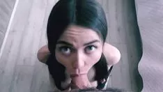 Afspelen Deze porno brunette geeft een pijpbeurt zoals ze het beste weet