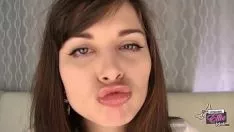 تشغيل هذه امرأة سمراء ذات شفاه حمراء لديها مؤخرة مثيرة وممتلئة للغاية وتريد ذلك