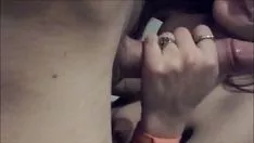 Reproducir Esta joven belleza chupa muy bien a su hombre y quiere hacerlo eyacular