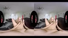 Reproducir Cuando esta rubia practica sexo oral dices que le muerde el coño a esta morena