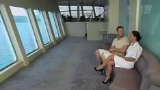 Redare Bruneta cu sanii mari si frumosi care este asezata in genunchi si ii suge pula unui