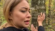 La lleva al bosque para eyacular en su cara.