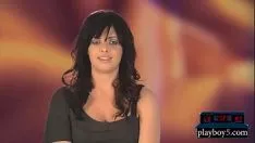 Reproducir La mujer tiene la fantasía de que un grupo de hombres eyaculen sobre ella.