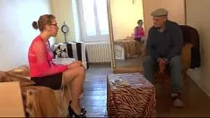 Blonde Hure bewegt sich sehr gut auf dem Schwanz ihres Freundes