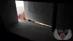 La colle à la fenêtre et couche avec elle par derrière