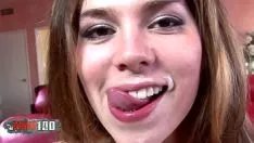 Reproduzir Duas jovens muito doces e muito obedientes quando precisam