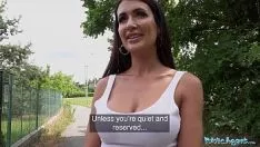 Afspelen Ze heeft tieten en kont en wordt betaald om seks op straat te hebben