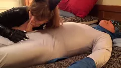 Jouer BBW MILF Catwoman avale la bite dure de Batman dans un cosplay Deepthroat