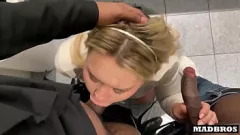 Afspelen Rondborstige blonde secretaresse krijgt een anonieme BBC-trio op kantoor
