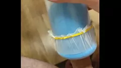 Reproducir Sesión de masturbación casera caliente y humeante con una linterna