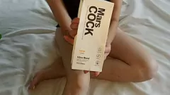 Reproduzir Petite Teen experimenta passeio profundo com vibrador realista