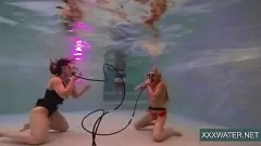 Orgie humide et sauvage au bord de la piscine des demi-sœurs hongroises Jane et Minnie Manga