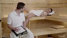 تشغيل الاسترخاء والجنس في الساونا مع امرأة سمراء قرنية